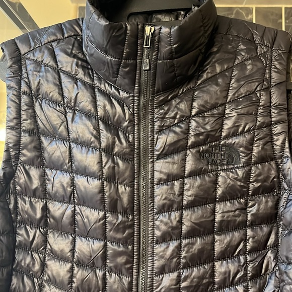 The North Face Thermoball black vest, size M, NWOT. - Picture 2 of 8